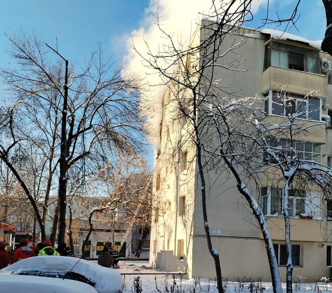În ce stare sunt femeia şi copilul care au sărit de la etajul 3 pentru a scăpa dintr-un incendiu devastator