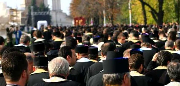 Preoţii asistă în această perioadă la prelegerile la care sunt invitate feţe bisericeşti din străinătate.