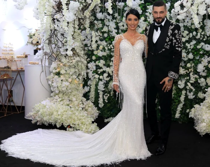 Adelina Pestriţu şi Virgil Şteblea au schimbat ţinutele la petrecere