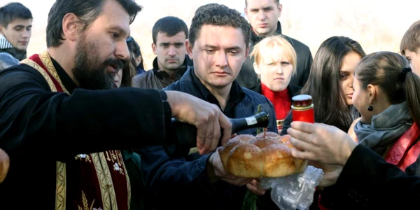 Slujba de pomenire a celor doi artiști basarabeni a fost oficiată de preotul localității Coșereni Foto: I.G.