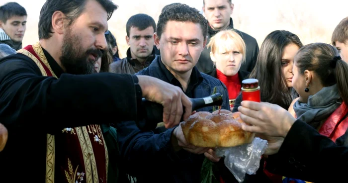 Slujba de pomenire a celor doi artiști basarabeni a fost oficiată de preotul localității Coșereni Foto: I.G.