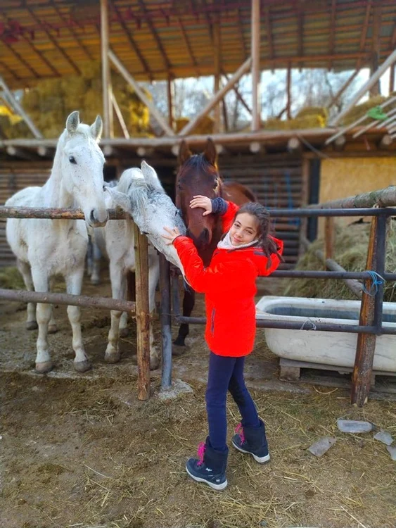 13 ana fiica roxanei ciuhulescu tabara de echitatie hobby calarie cai 14 jpg jpeg