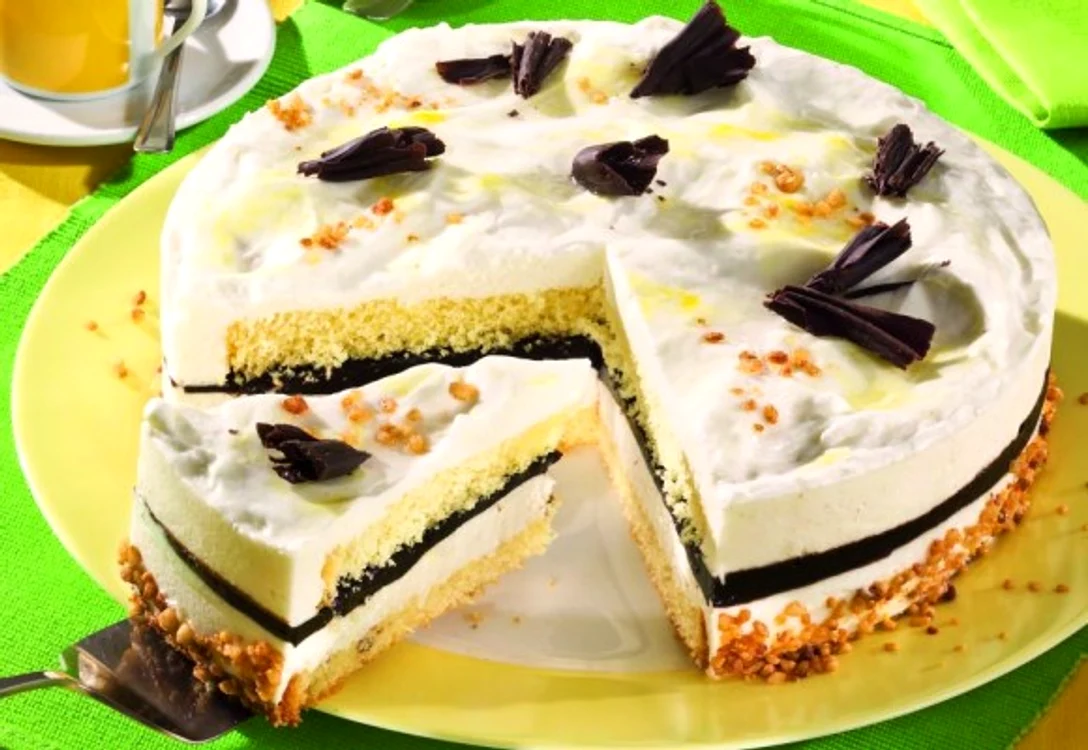 Acest tort de lamaie cu cremă diplomat este foarte delicios.clickpoftabuna.ro