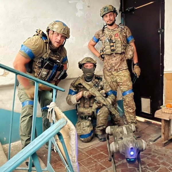 Imagini incredibile cu drona ucrainenilor Baba Iaga ce transportă câini roboți pe linia frontului