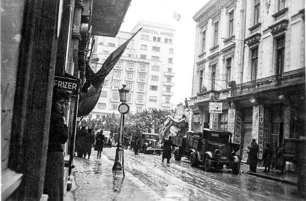 Ruinele blocului „Carlton”, fotografiate dinspre strada Regală (astăzi, Ion Câmpineanu)