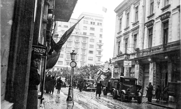 Ruinele blocului „Carlton”, fotografiate dinspre strada Regală (astăzi, Ion Câmpineanu)