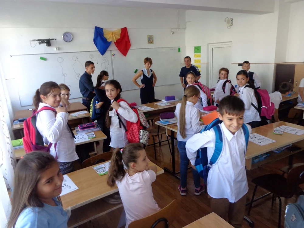 Elevii au învţat astăzi de la kinetoterapeuţi cum să poarte corect ghiozdanul FOTO: Alina Mitran