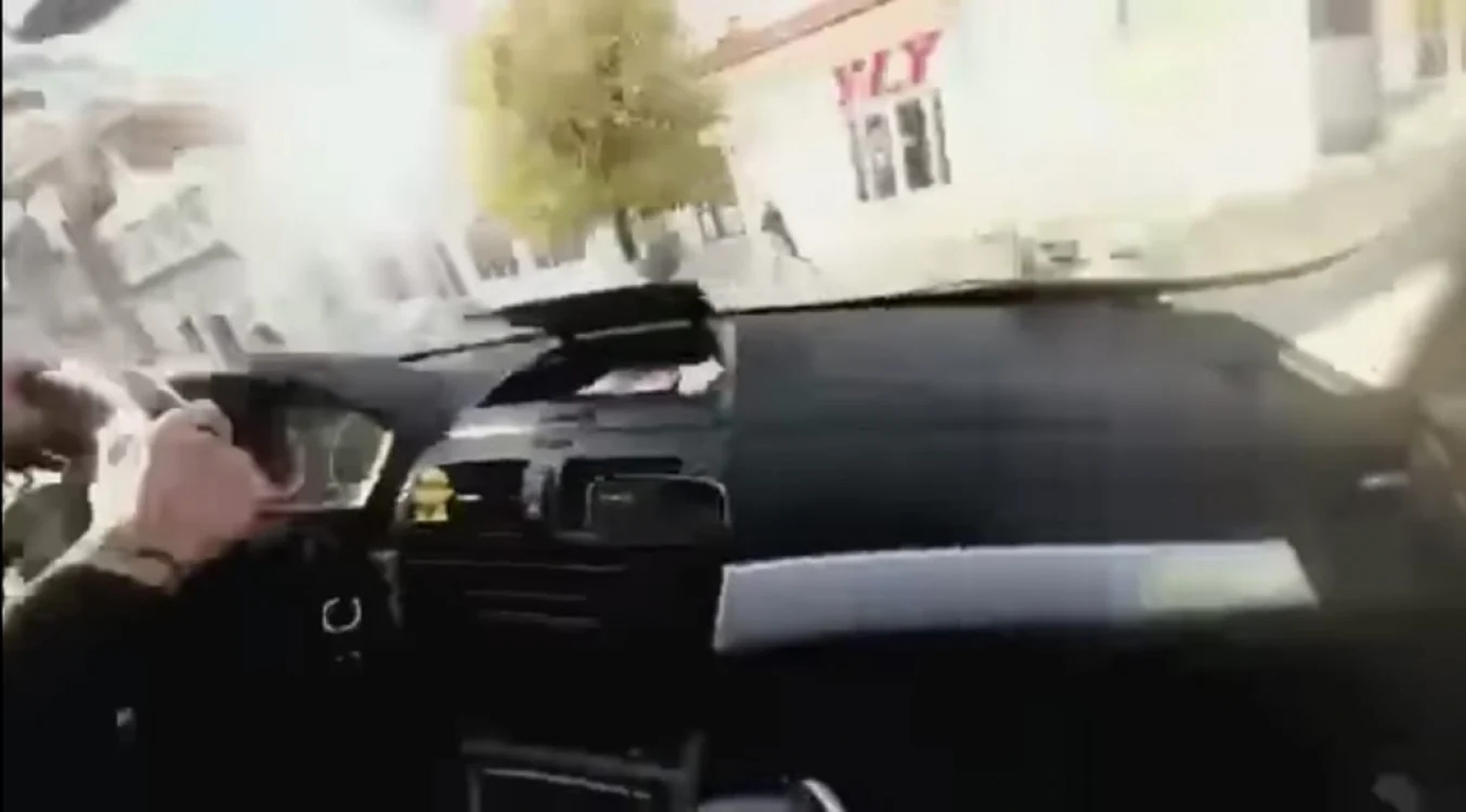 „Aventura“ şoferului se putea termina fatal pentru un pieton care a fugit în ultimul moment FOTO: captura video