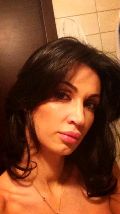 nicoleta luciu, baie, dus, sexy, seducatoare, mama a patru copii, partie, schi