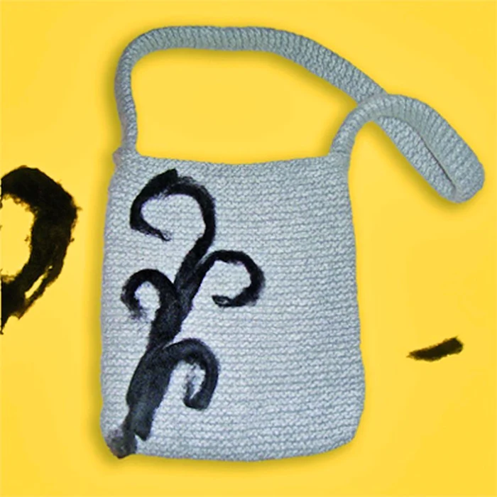 Lucraţi mai întâi modelul pentru partea exterioară a genţii, în funcţie de gusturile dumneavostră. Puteţi găsi diverse modele în reviste sau puteţi să creaţi unul.