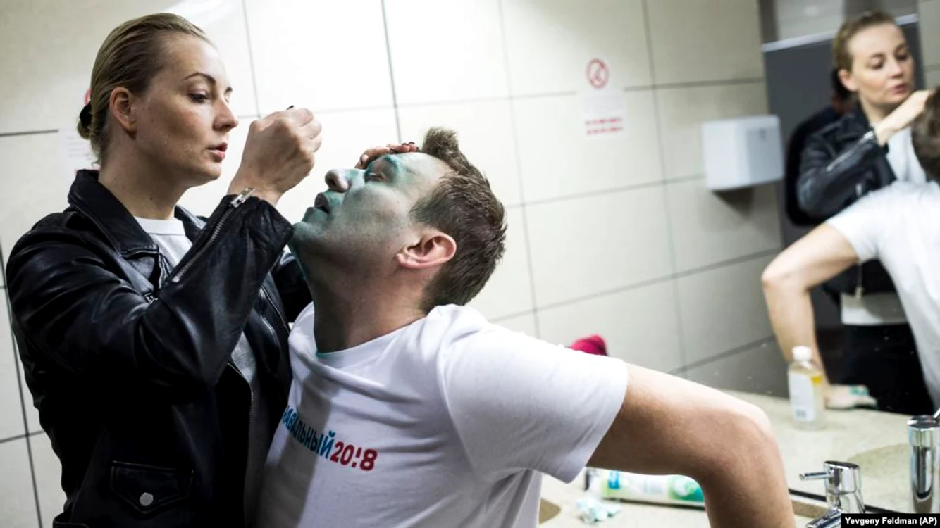 Aleksei Navalnîi este îngrijit de soția sa, Iulia, după ce mai necunoscuți i-au aruncat o substanță toxică în față. Se întâmpla în 2017