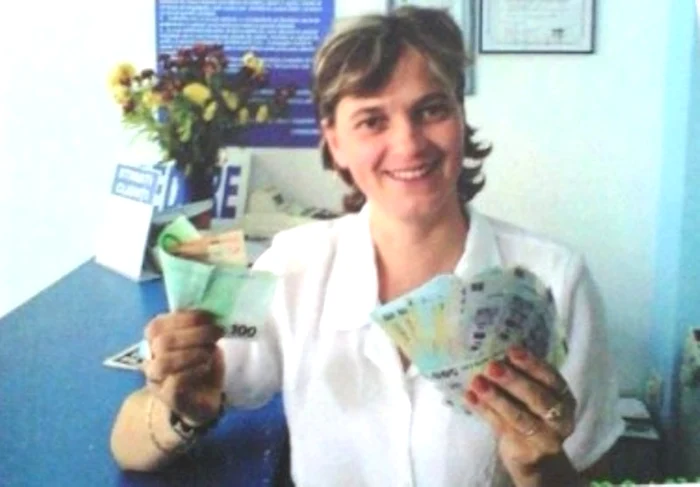 2007. Angajatele spălătoriei s-au fotografiat cu banii găsiţi în hainele unui client (foto: replicaonline.ro)