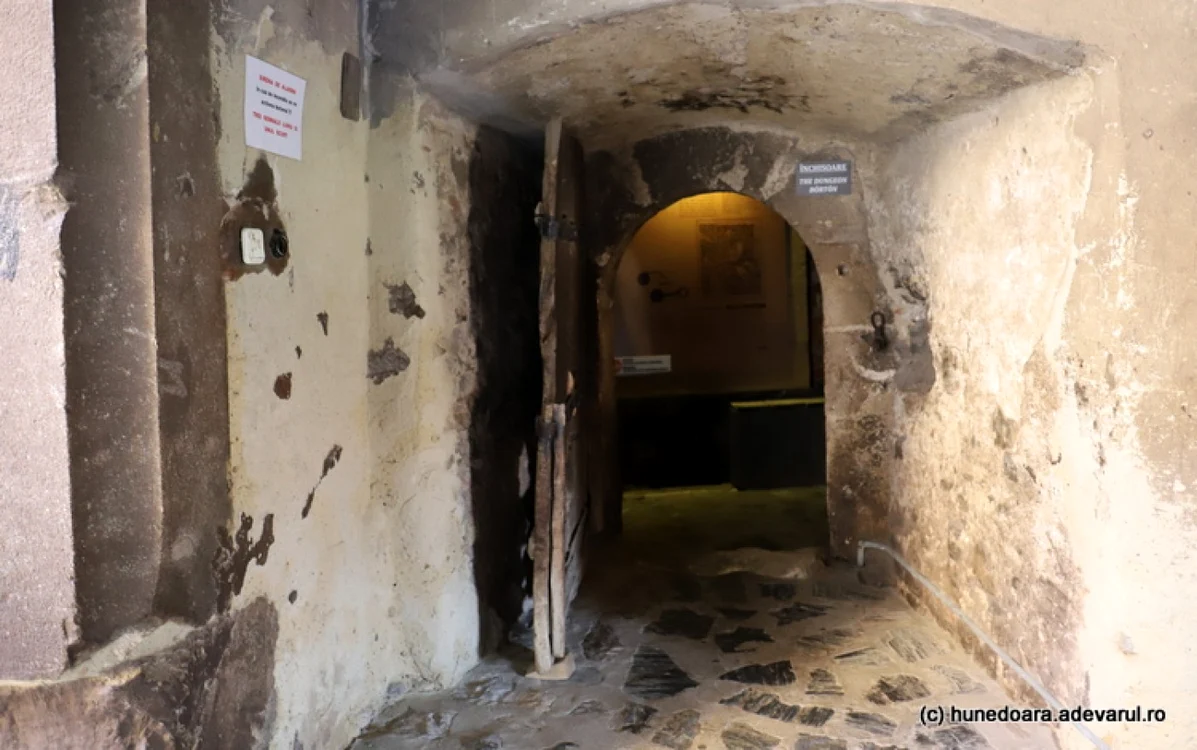 Intrarea în închisoarea de la Castelul Corvinilor. Foto: Daniel Guță