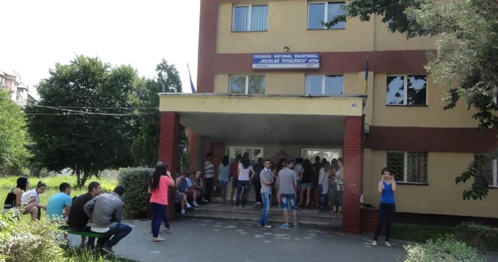 La Colegiul „Nicolae Titulescu“ din Slatina, afişarea rezultatelor a avut loc în jurul orelor 10.00