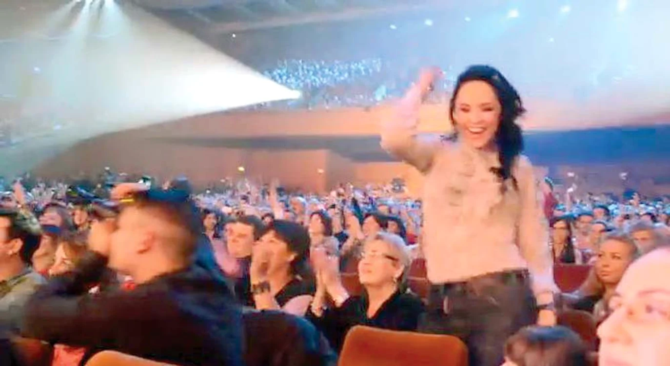 2011. Şi Andreea venea la  concert cu mama soacră.  Hainele ei sunt acum  copiate de Lavinia
