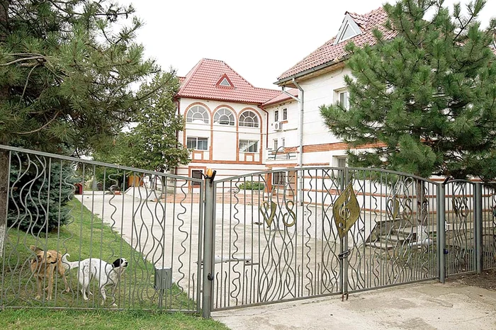 Solistei i-a fost frică să mai doarmă in imensul palat după ce a rămas văduvă