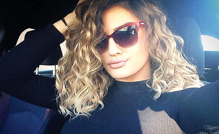 
    Fiica lui Adrian Enache şi-a ondulat şi vopsit părul  