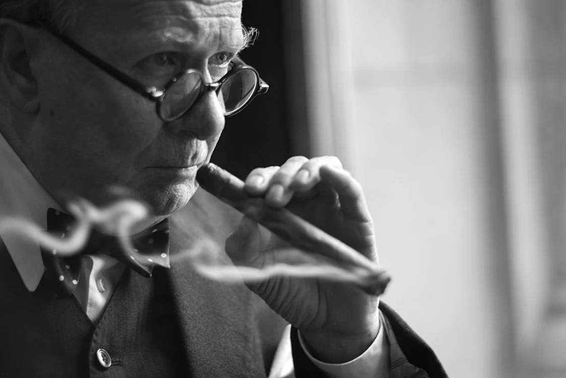 Omul şi trabucul său:
Gary Oldman este Winston Churchill