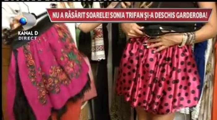 Sonia are foarte multe haine colorate în dulapul ei (Captură: Kanal D)