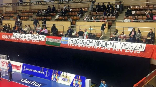 Scandal la meciul România   Ungaria  Ce banner au afişat suporterii maghiari jpeg