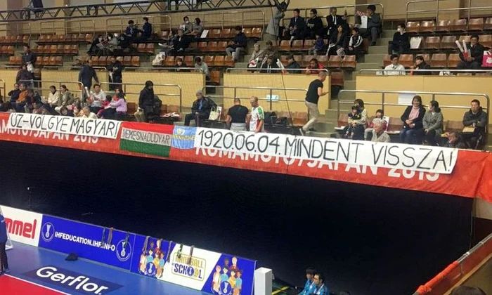 Scandal la meciul România   Ungaria  Ce banner au afişat suporterii maghiari jpeg
