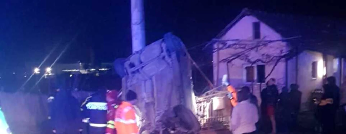 Accident pe DN 64 în Stupărei - Vâlcea cu două victime încarcerate după ce maşina s-a suit pe un stâlp de electricitate Foto Adevărul