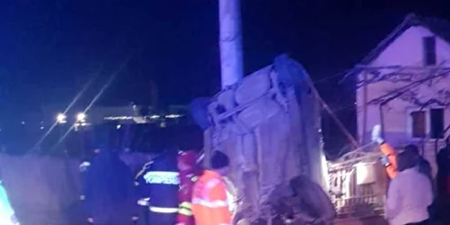 Accident pe DN 64 în Stupărei - Vâlcea cu două victime încarcerate după ce maşina s-a suit pe un stâlp de electricitate Foto Adevărul