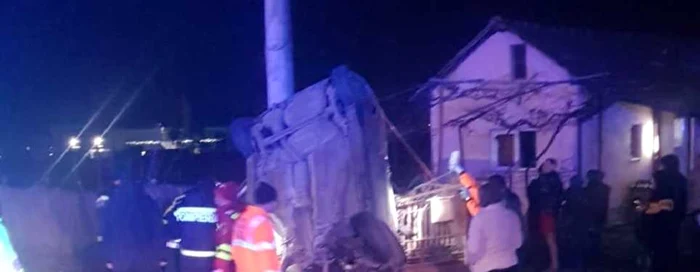 Accident pe DN 64 în Stupărei - Vâlcea cu două victime încarcerate după ce maşina s-a suit pe un stâlp de electricitate Foto Adevărul