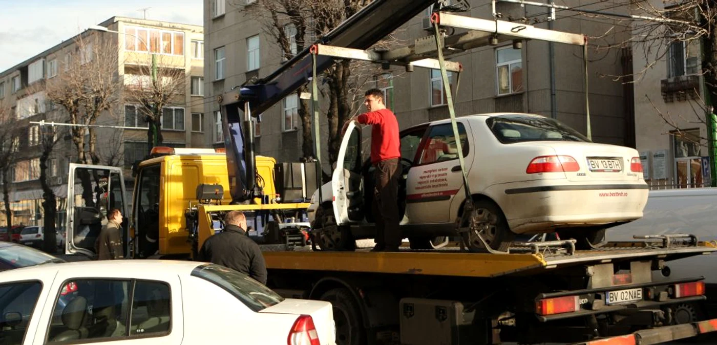 Ridicările auto se vor face doar la ordinul poliţiştilor şi nu după ureche, ca până acum, în unele cazuri producându-se abuzuri. Foto: Stelian Grăjdan