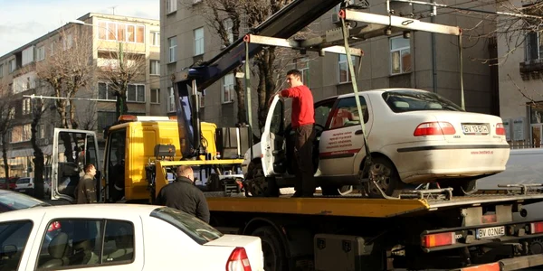 Ridicările auto se vor face doar la ordinul poliţiştilor şi nu după ureche, ca până acum, în unele cazuri producându-se abuzuri. Foto: Stelian Grăjdan