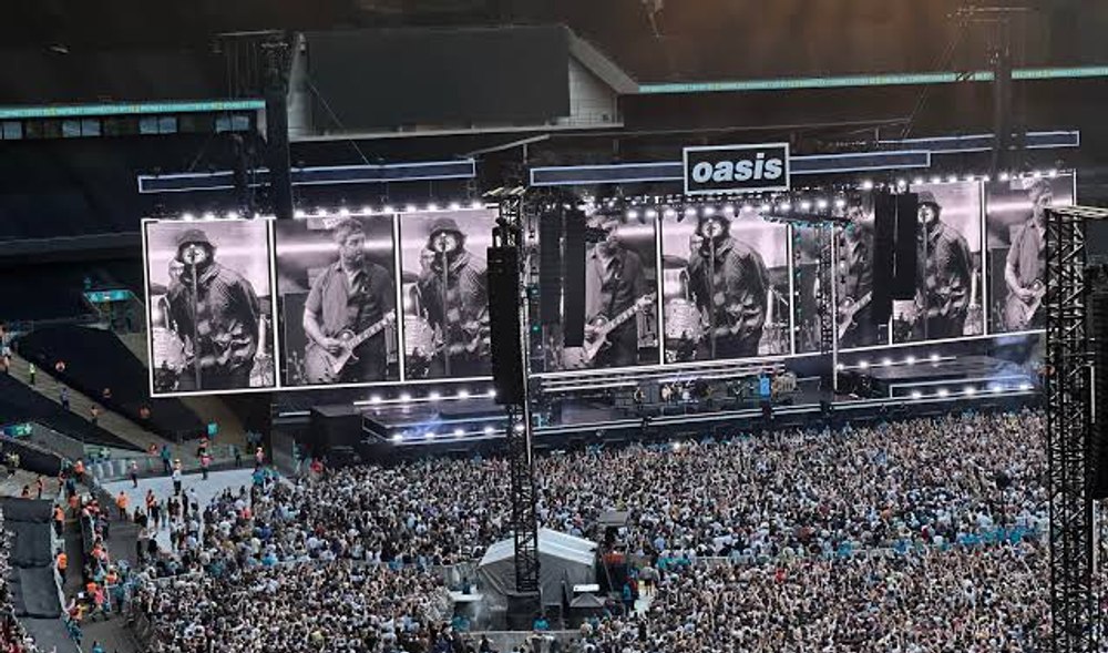 Tragedie la un concert Oasis: un bărbat a murit după ce a căzut din tribune. Reacția trupei