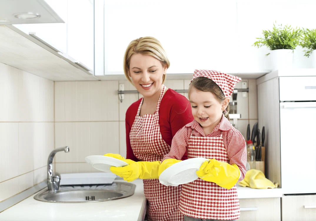 1 fetita isi ajuta mama la spalat vasele 142857394 jpg jpeg