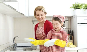 1 fetita isi ajuta mama la spalat vasele 142857394 jpg jpeg