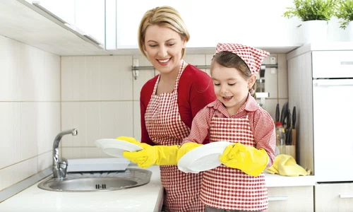 1 fetita isi ajuta mama la spalat vasele 142857394 jpg jpeg