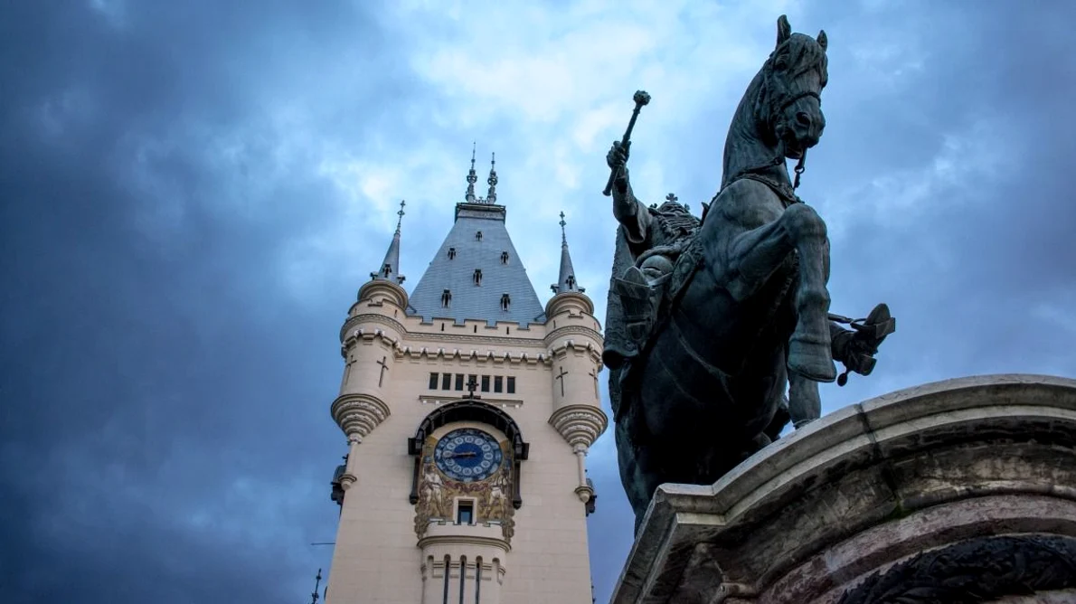 Coiful corintic din bronz descoperit în apa Siretului, expus la Palatul Culturii din Iaşi jpeg