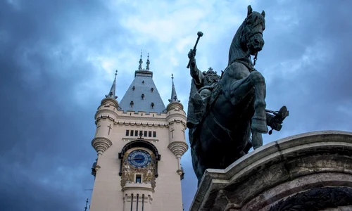 Coiful corintic din bronz descoperit în apa Siretului, expus la  Palatul Culturii din Iaşi  jpeg