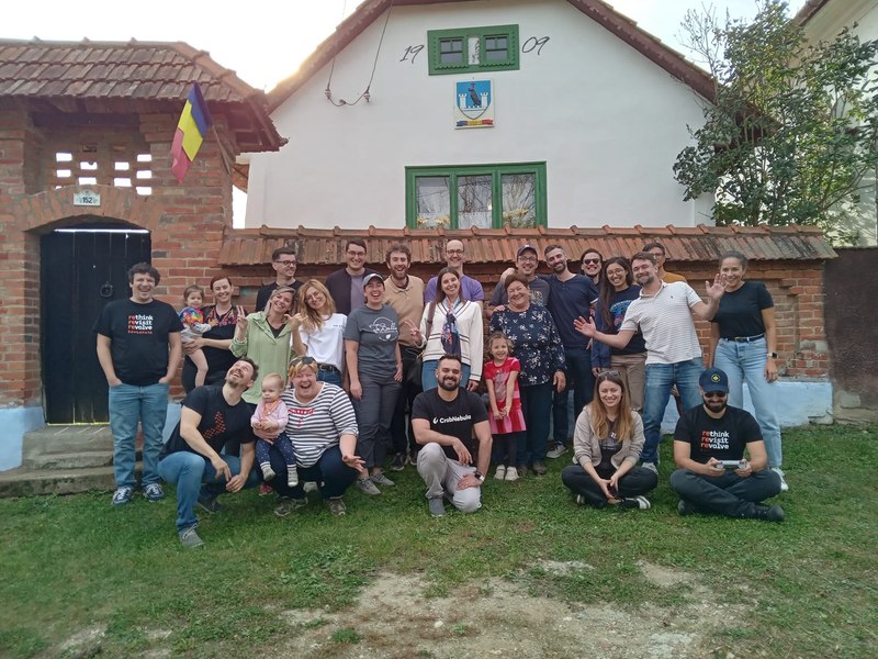 Concept turistic la mare căutare. Oaspeții iau masa în gospodăria unde cântă cocoșul, paște vaca și umblă puii în jur FOTO