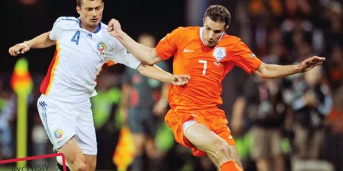 Gabi Tamaş (stânga) va trebui să găsească o soluţie pentru a-l anihila pe olandezul Robin van Persie 