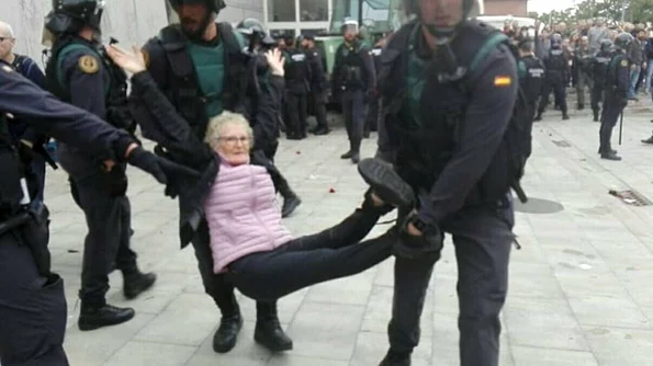 Referendum pentru independență în Catalonia  Sute răniţi în urma intervenţiei poliţiei spaniole / VIDEO  jpeg