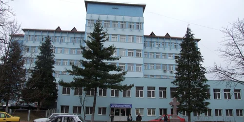 Bărbatul a fost internat de urgență la spitalul din Moinești.