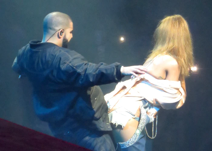 Rihanna a dansat lasciv în fața lui Drake într-un concert