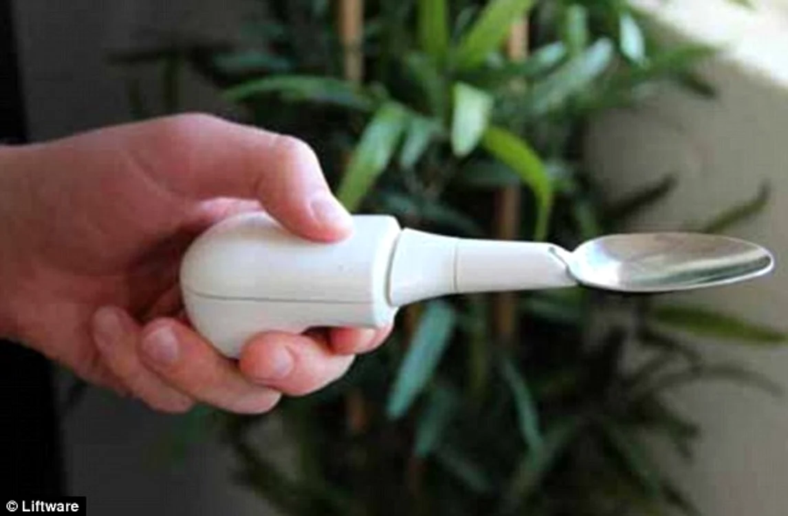 
    În mâner sunt incluse component electronice care mişcă linguriţa în direcţie opusă devierilor produse de tremurături  