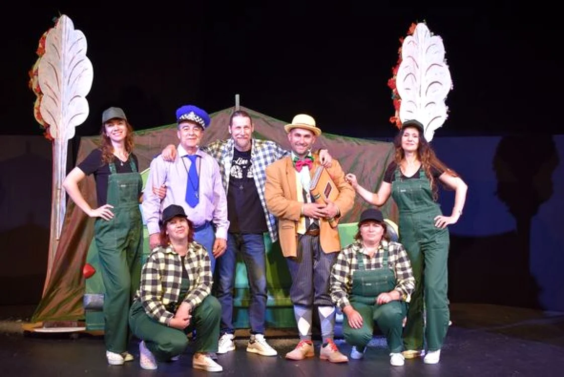 „Maşinuţa cu poveşti”, o premieră a Teatrului Anton Pann din Râmnicu Vâlcea, cu decoruri create de un scenarist din Cartea Recordurilor - Gelu Rîşca; Foto Daniela Ştefănescu