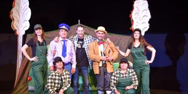 Maşinuţa cu poveşti o premieră a Teatrului Anton Pann din Râmnicu Vâlcea cu decoruri create de un scenarist din Cartea Recordurilor - Gelu Rîşcă Foto Daniela Ştefănescu