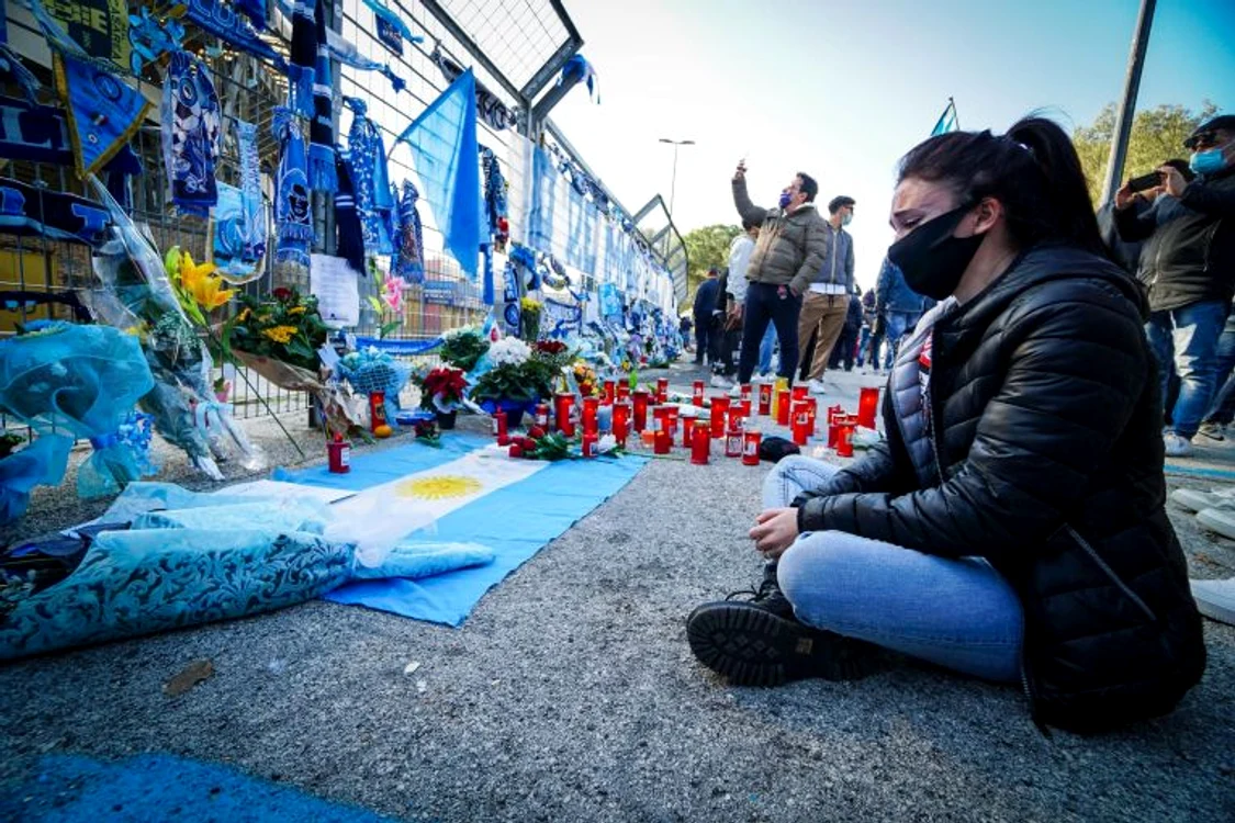 La Napoli, fanii lui Maradona au aprins flori lângă stadion