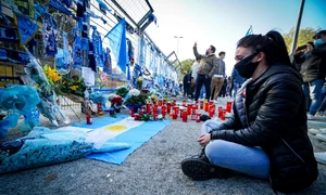 La Napoli, fanii lui Maradona au aprins flori lângă stadion jpeg