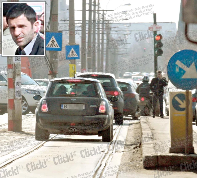 A depăşit coloana maşinilor ce staţionau la semafor şi a trecut prin stânga refugiului de tramvai