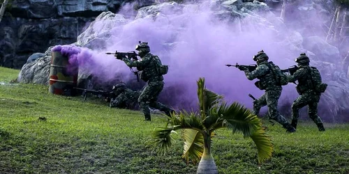 Militari taiwanezi se antrenează în timpul demonstraţiei Helicopter Landing Training and All-Out Defense în Taipei Taiwan FOTO EPA-EFE / Ritchie B Tongo