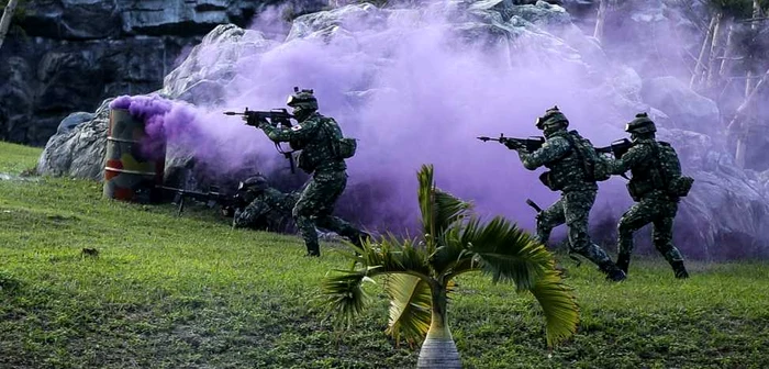 Militari taiwanezi în timpul demonstraţiei Helicopter Landing Training and All-Out Defense FOTO EPA-EFE/ Ritchie B. Tongo