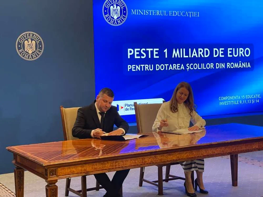 Ionuț Ivan (CJ Olt) și Ligia Deca, ministrul Educației, au semnat contractul pe 26 iulie